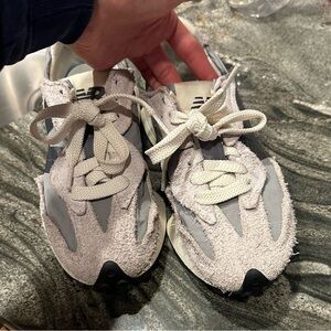 New Balance 327 Women's Sneakers - Gray and White